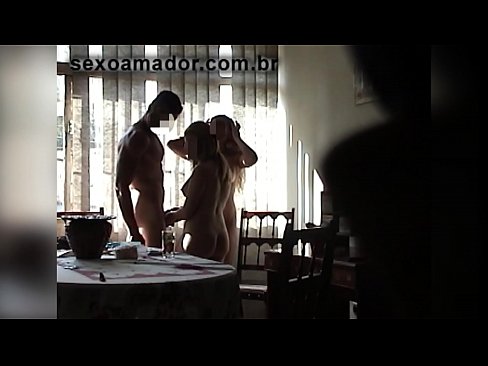 ❤️ Amigos sexuais convidam um homem gigante e uma ménage à trois com ele ❤❌ Porno fodido em nós ﹏