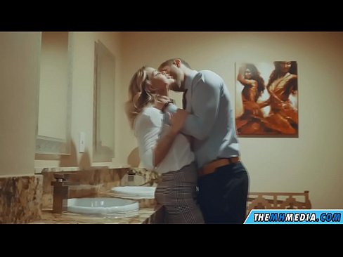 ❤️ Quando uma loira peituda o seduz em um banheiro público ❤❌ Porno fodido em nós ﹏